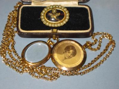 Appraisal: A CT GOLD PHOTO PENDANT of oval form with scroll