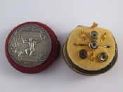 Appraisal: A mixed lot comprising a boxed gilt metal tie pin