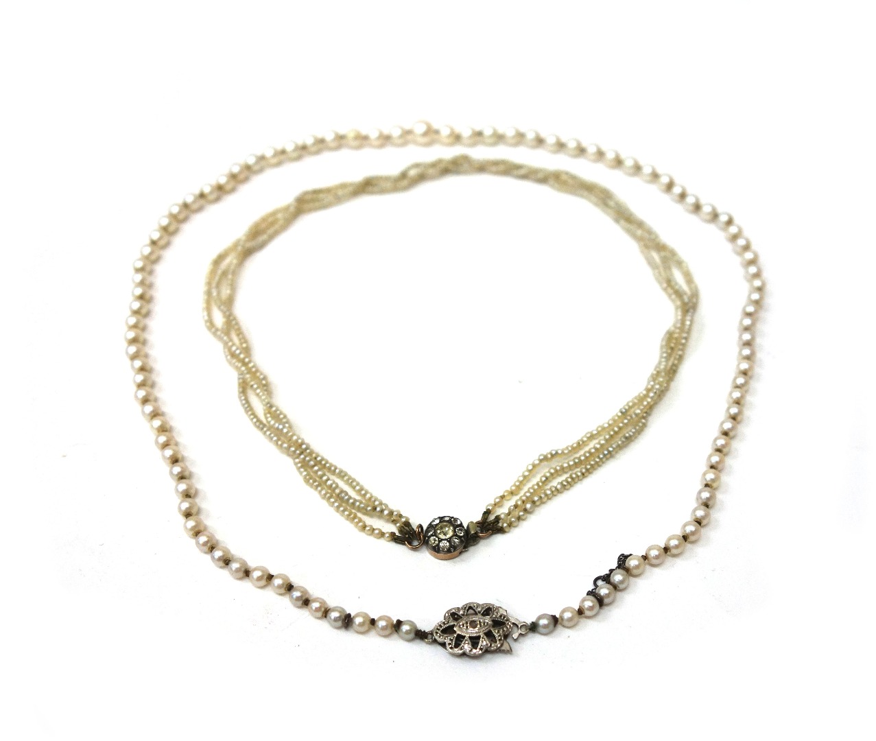 Appraisal: A cultured pearl single row necklace the cultured pearls graduated