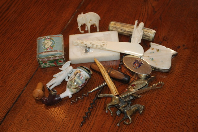 Appraisal: A SMALLER COLLECTION OF ITEMS to include an ivory shoe