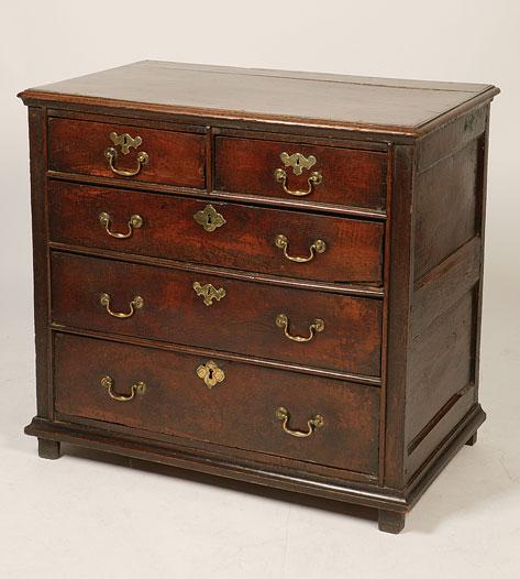 Appraisal: A QUEEN ANNE OAK CHEST OF DRAWERS the rectangular top