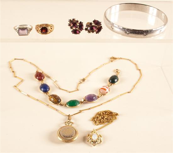 Appraisal: Assorted costume jewelry