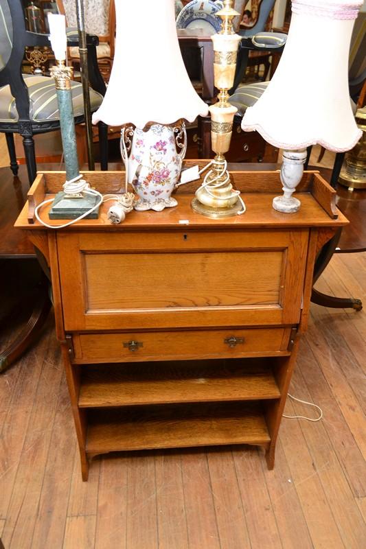 Appraisal: AN EARLY TH CENTURY OAK ARTS AND CRAFTS WRITER'S DESK