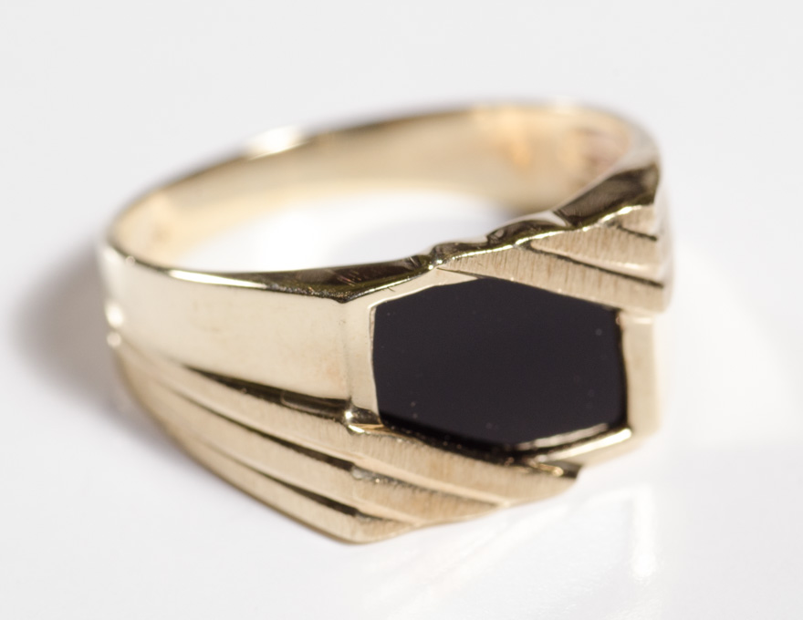 Appraisal: MAN'S BLACK ONYX AND TEN KARAT GOLD RING set with