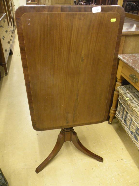 Appraisal: An early thC mahogany and cross banded tilt top table