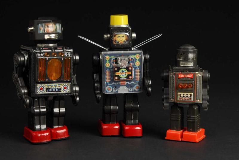 Appraisal: Lot of Robots Description Japanese Includes one Roto Robot one