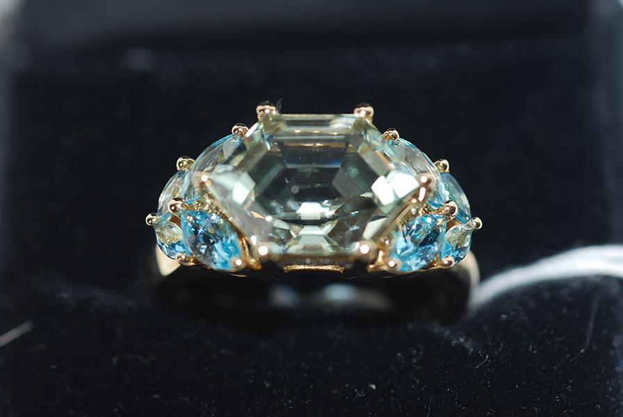 Appraisal: A GREEN QUARTZ AND BLUE TOPAZ RING SET IN CT