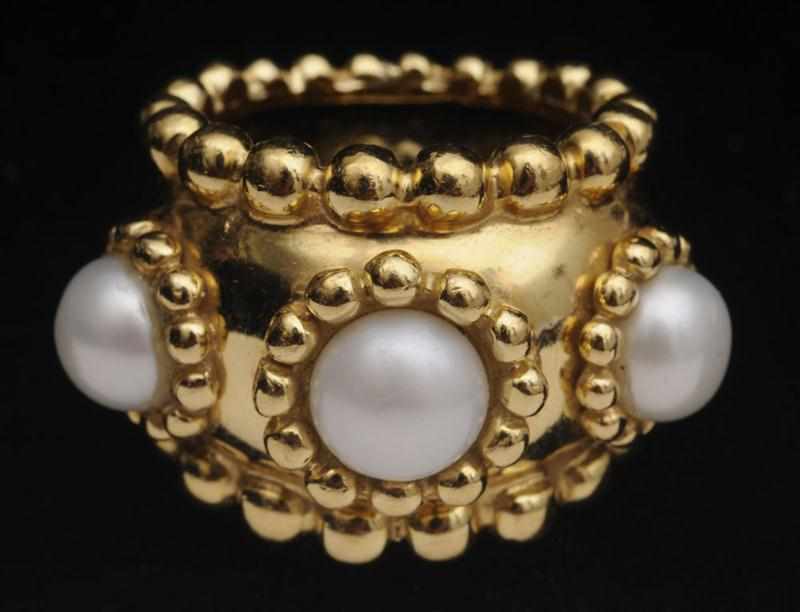 Appraisal: K GOLD AND MAB PEARL RING Size The property from