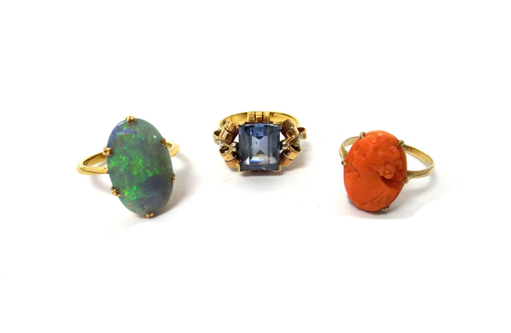 Appraisal: A gold ring claw set with an oval opal a