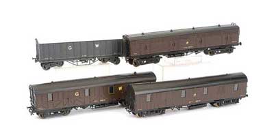 Appraisal: OO Gauge Kitbuilt a group of GWR Bogie Vans comprising