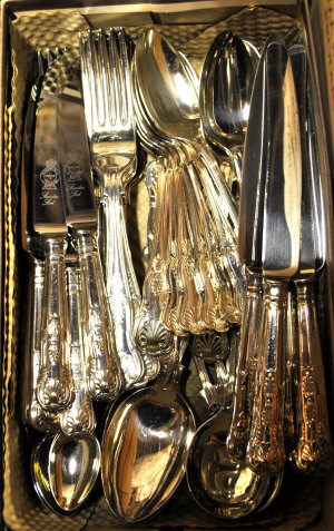 Appraisal: A set of epns A Kings pattern flatware and cutlery