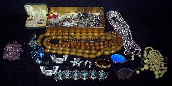 Appraisal: A quantity of costume jewellery including shell and amber type