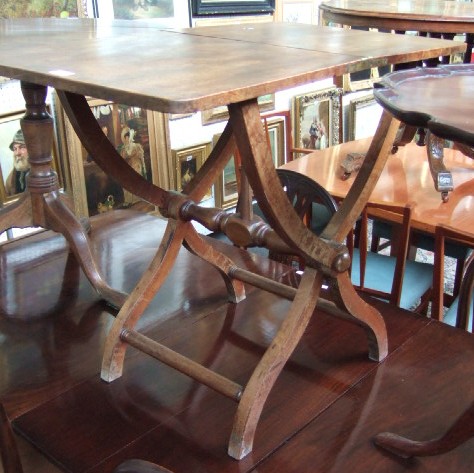 Appraisal: An early Victorian mahogany coaching table the two section folding