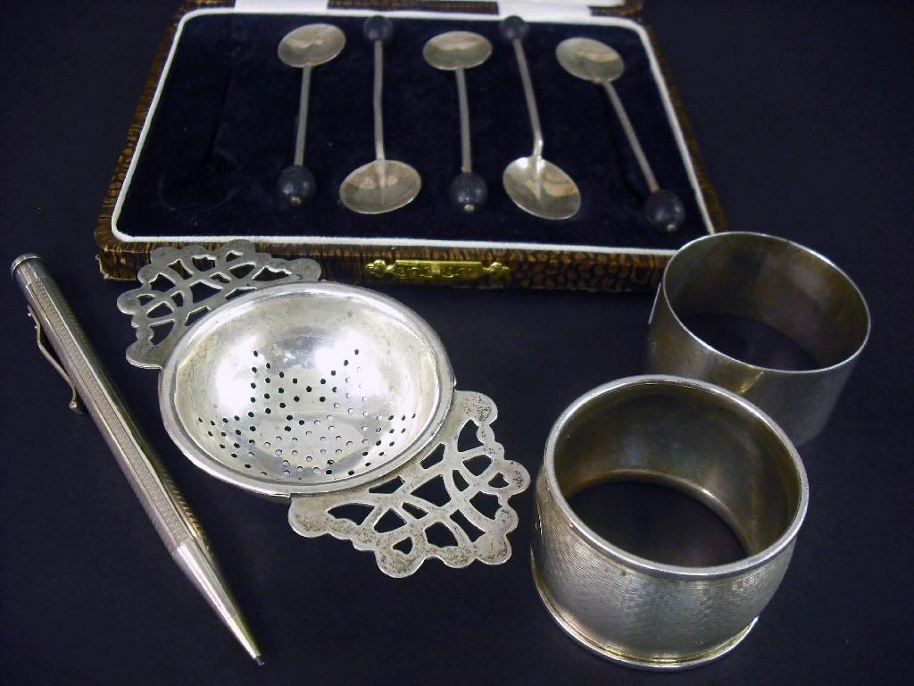 Appraisal: Mixed lot to include a twin pierced handled tea strainer