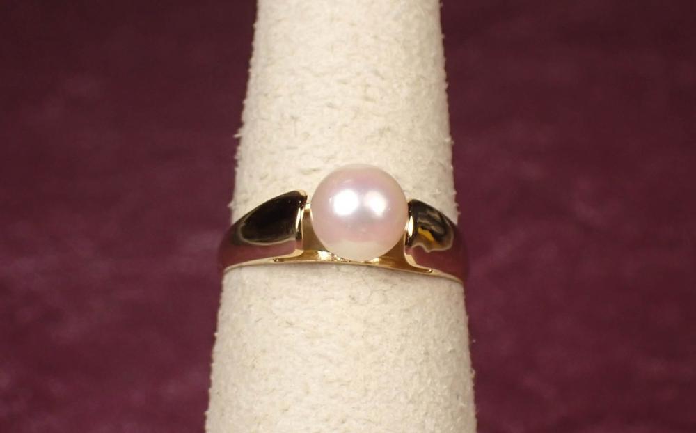 Appraisal: FRESHWATER PEARL AND FOURTEEN KARAT GOLD RING The yellow gold