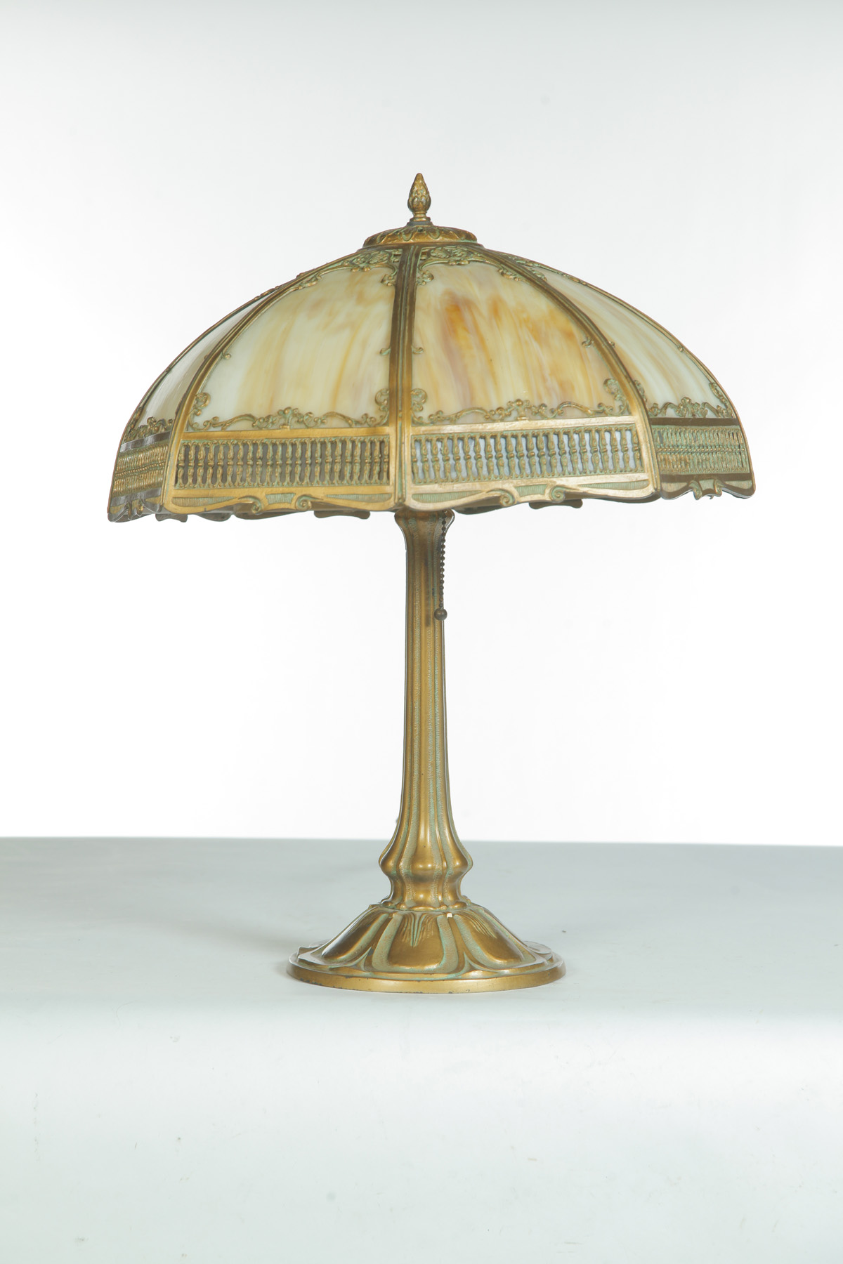 Appraisal: PANELED CARAMEL SLAG GLASS SHADE TABLE LAMP American st quarter-