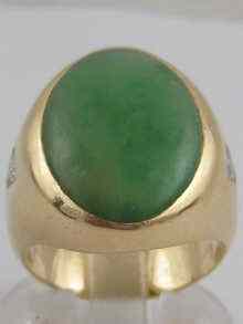 Appraisal: A yellow metal tests carat gold jade ring set with