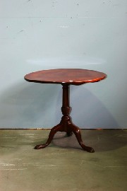 Appraisal: A George III mahogany tilt top table