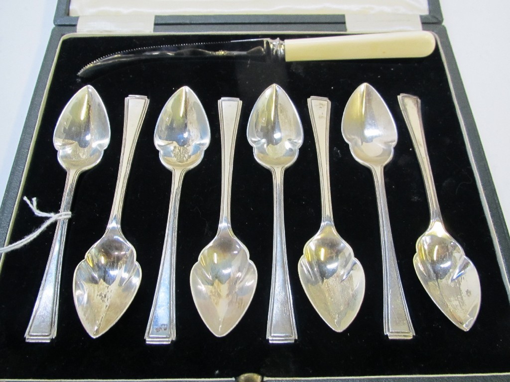 Appraisal: A cased set of six silver grapefruit spoons with a