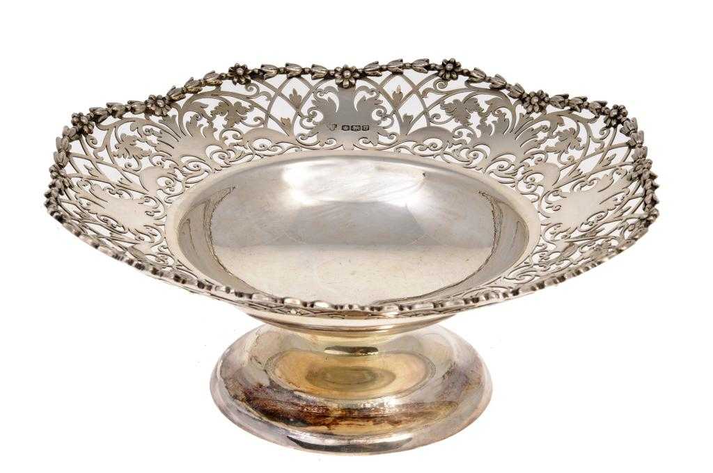 Appraisal: A GEORGE V SILVER FRUIT STAND shaped octagonal with wide