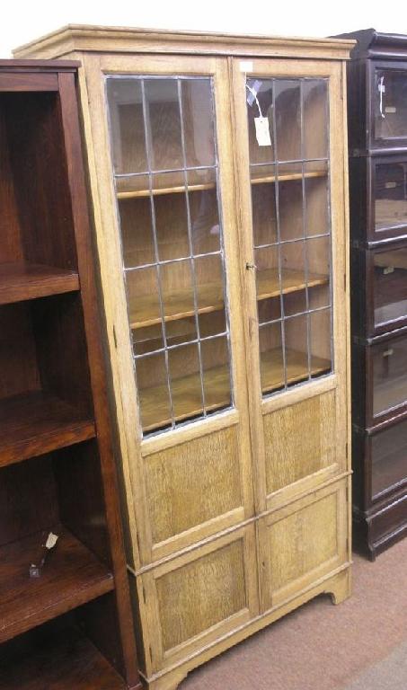 Appraisal: A solid light oak bookcase three shelves enclosed by a