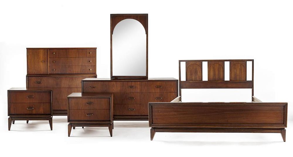 Appraisal: Piece Mid Century Bedroom Suite DESCRIPTION Five piece mid-century bedroom