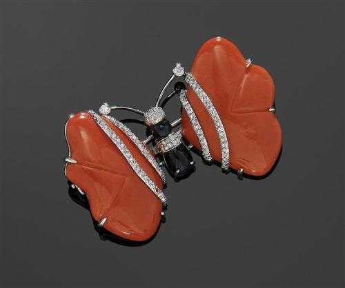 Appraisal: CORAL ONYX AND DIAMOND BROOCH ca White gold Very decorative