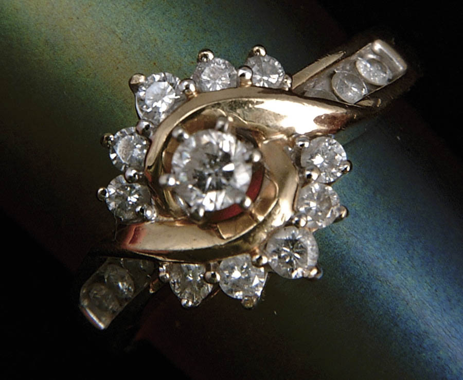 Appraisal: KEEPSAKE DIAMOND RING Lovely ladies diamond ring has center ct