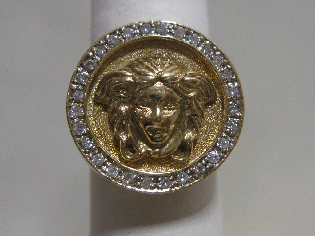 Appraisal: Eighteen carat gold dress ring with mask head within a