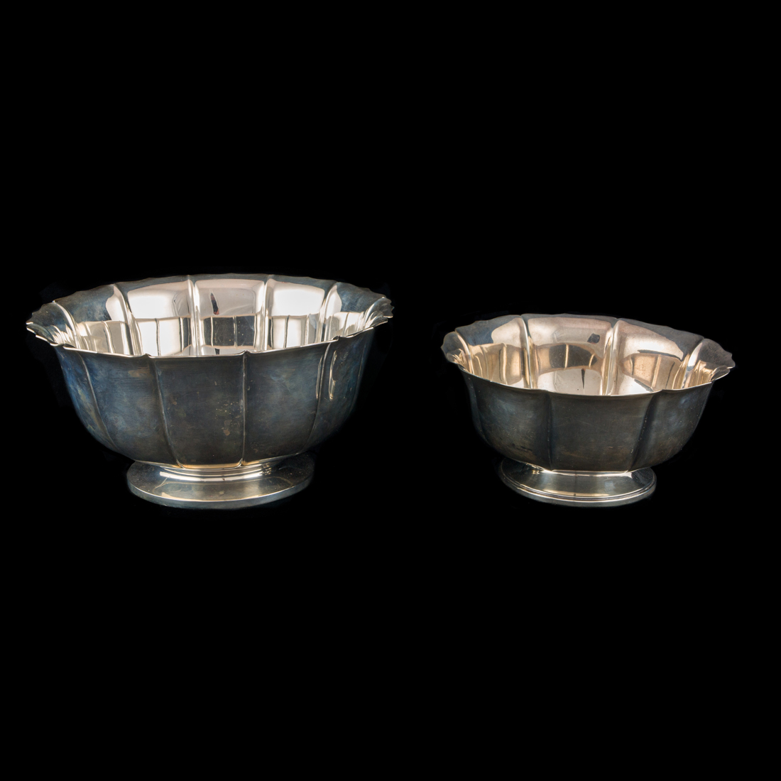 Appraisal: AN ASSOCIATED GRADUATED PAIR IRISH REDPRODUCTION STERLING BOWLS An Associated