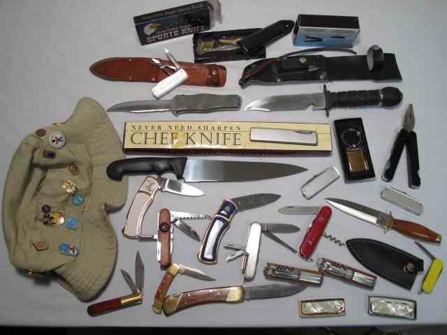 Appraisal: Large collection of outdoor knives and pocket knives Includes fishing