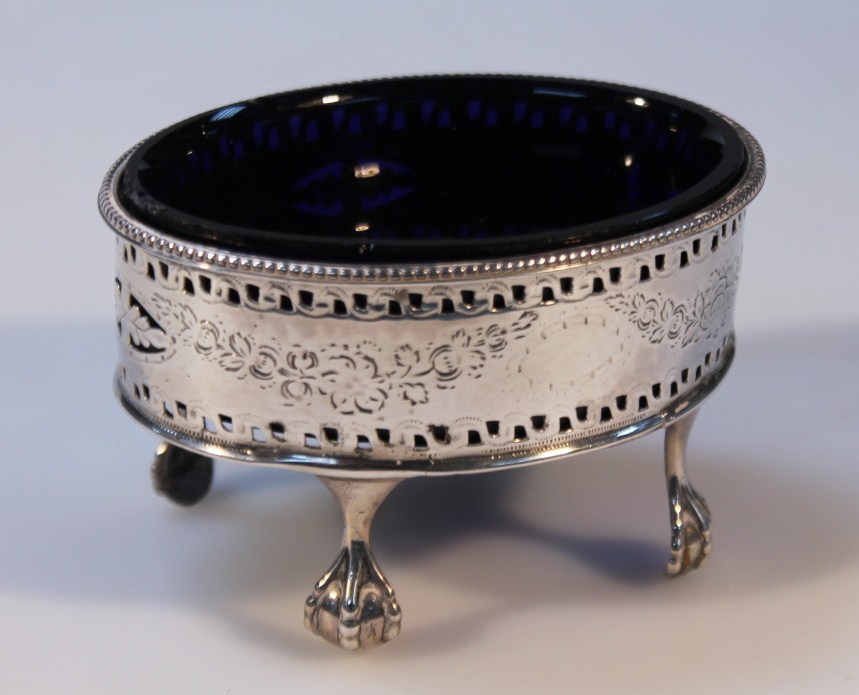 Appraisal: A George III oval silver salt with beaded border and