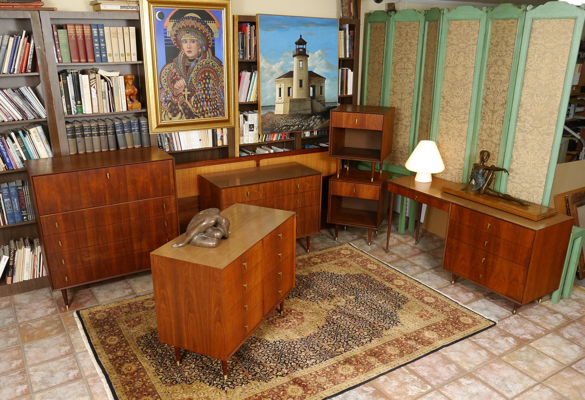 Appraisal: MID CENTURY MODERN BEDROOM SET pieces to include caned back