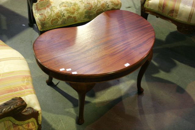 Appraisal: A kidney shaped mahogany occasional table