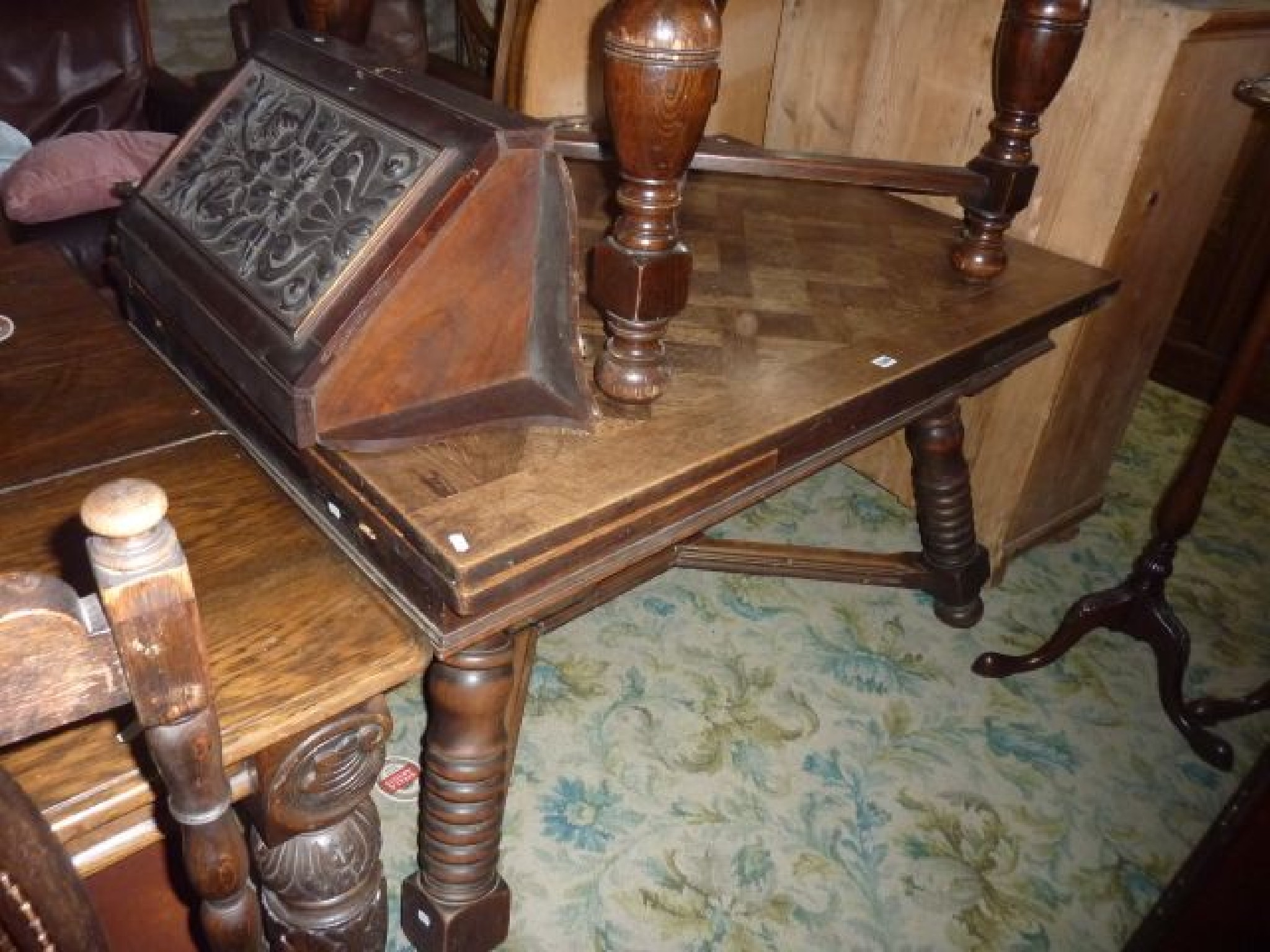 Appraisal: An early th century oak draw leaf dining table with