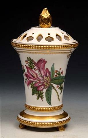 Appraisal: A SPODE PORCELAIN POT POURRI VASE AND COVER with flame