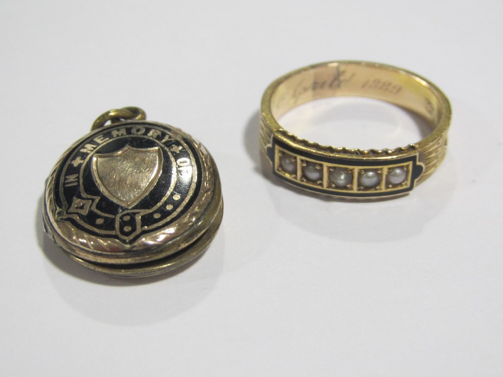 Appraisal: Lot comprising a Victorian ct gold seed pearl and black