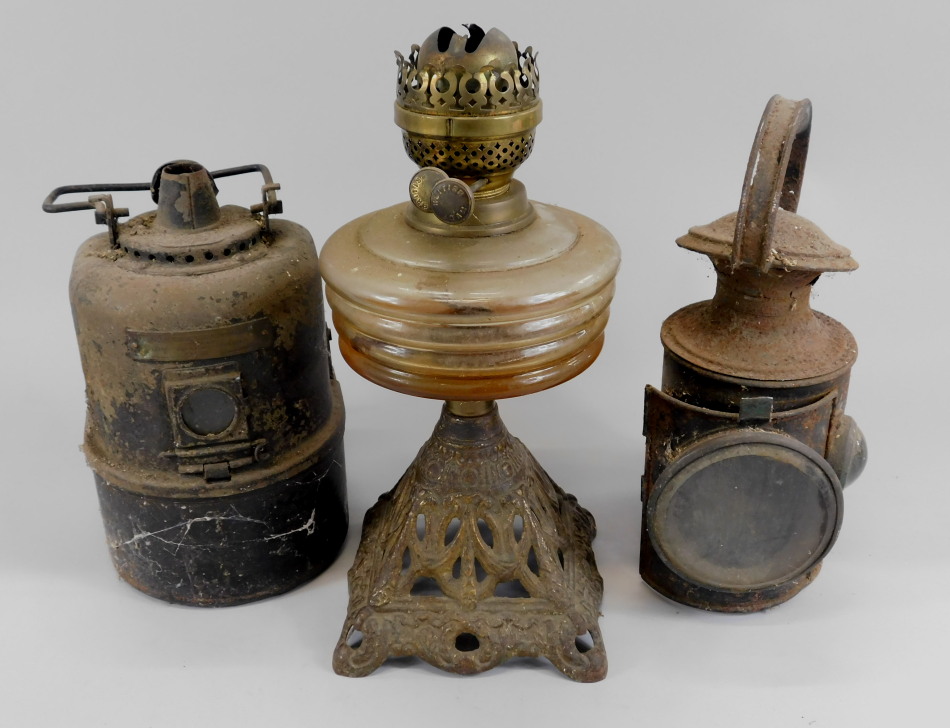 Appraisal: A collection of bygones to include a Victorian oil lamp