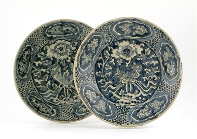 Appraisal: Two Chinese Swatow-type dishes painted with two phoenix beneath a