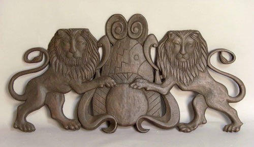 Appraisal: Modern carved family crest x