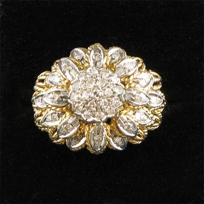 Appraisal: A diamond set gold floral cluster ring