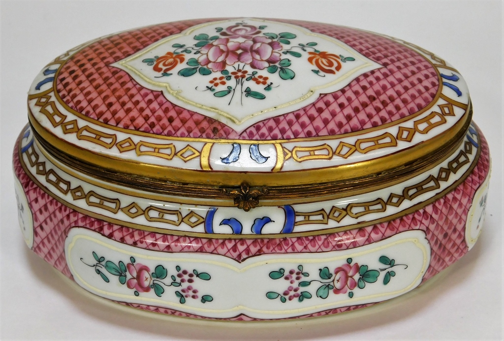 Appraisal: SAMSON FRENCH PORCELAIN JEWELRY BOX France Early th CenturyOval shaped