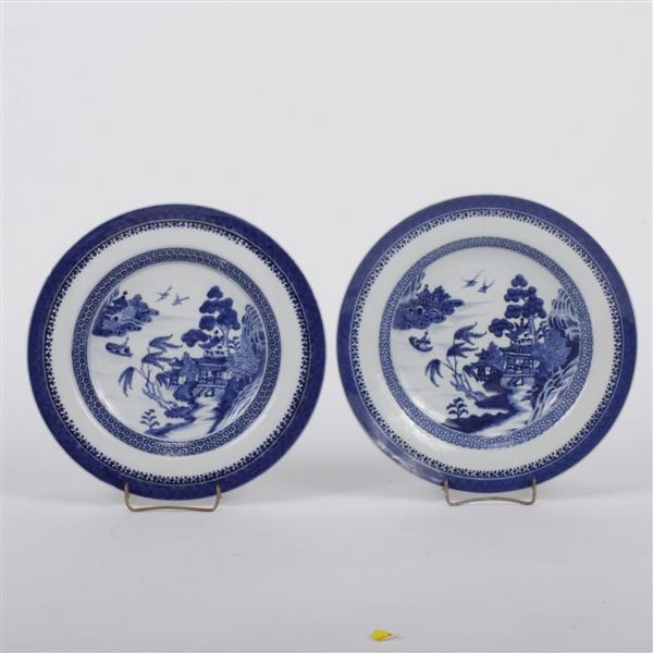 Appraisal: Pair of th century Chinese export porcelain bowls Pair of