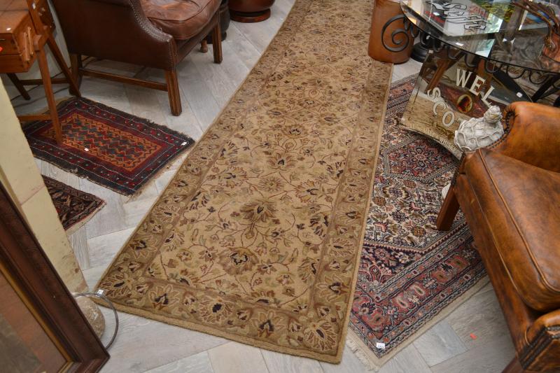 Appraisal: A PERSIAN KASHAN DESIGN RUG IN BEIGE AND OLIVE TONES