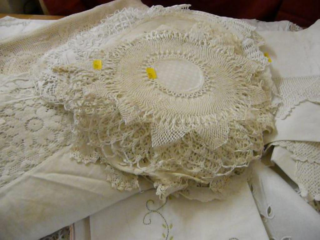 Appraisal: A quantity of vintage table linen lace edged some embroidered