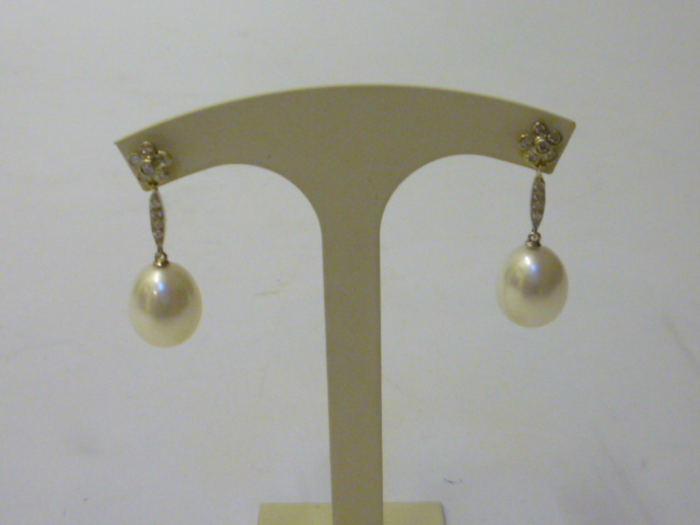 Appraisal: A PAIR OF PEARL DROP EARRINGS the pear shaped pearls