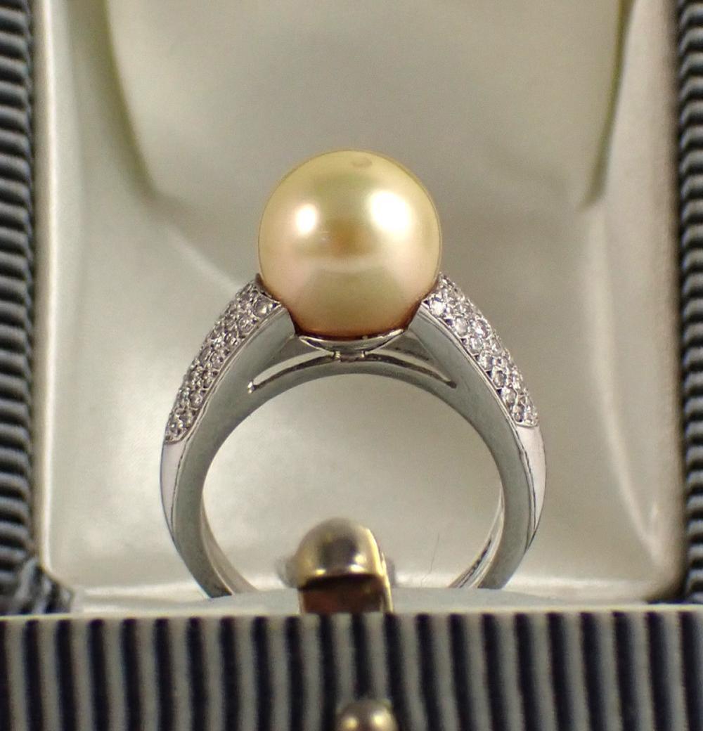 Appraisal: PEARL DIAMONDS AND EIGHTEEN KARAT WHITE GOLD RING centering a