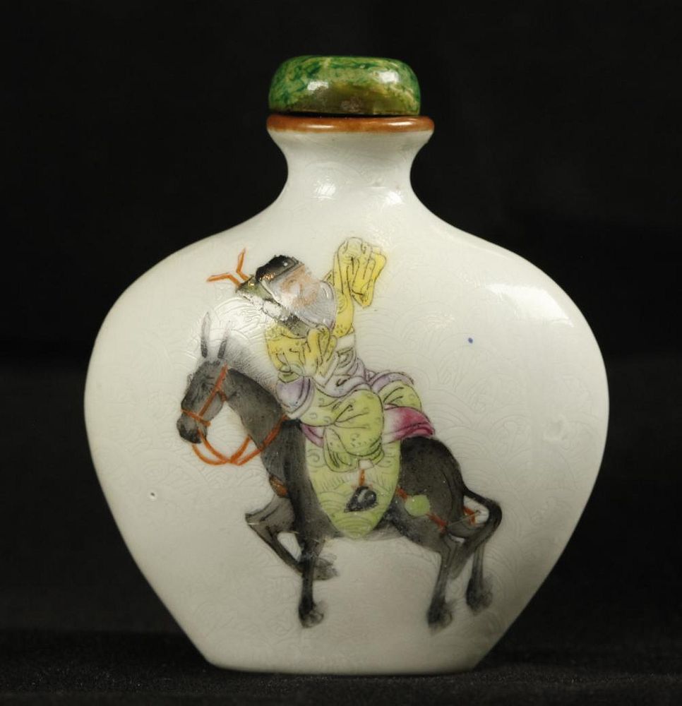 Appraisal: Chinese porcelain snuff bottle possibly th c Daoguang mark and