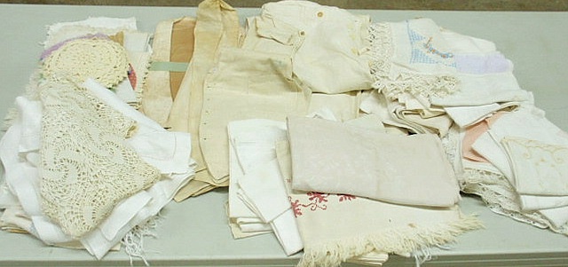 Appraisal: Box of table linens- small tablecloths napkins runners etc several