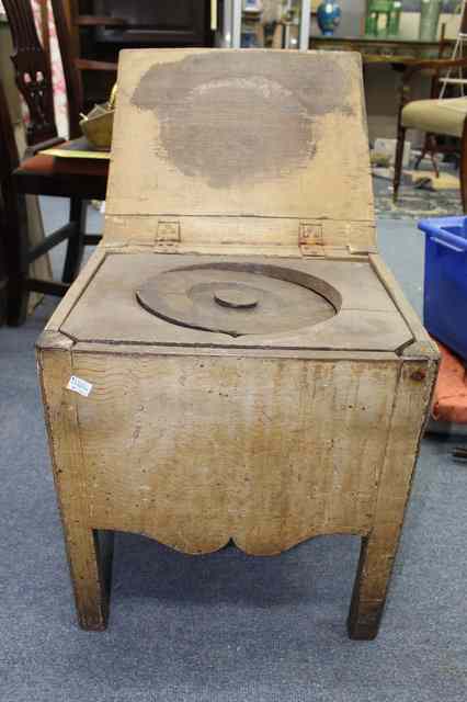 Appraisal: A TH CENTURY SCUMBLED OAK COMMODE STOOL standing on square